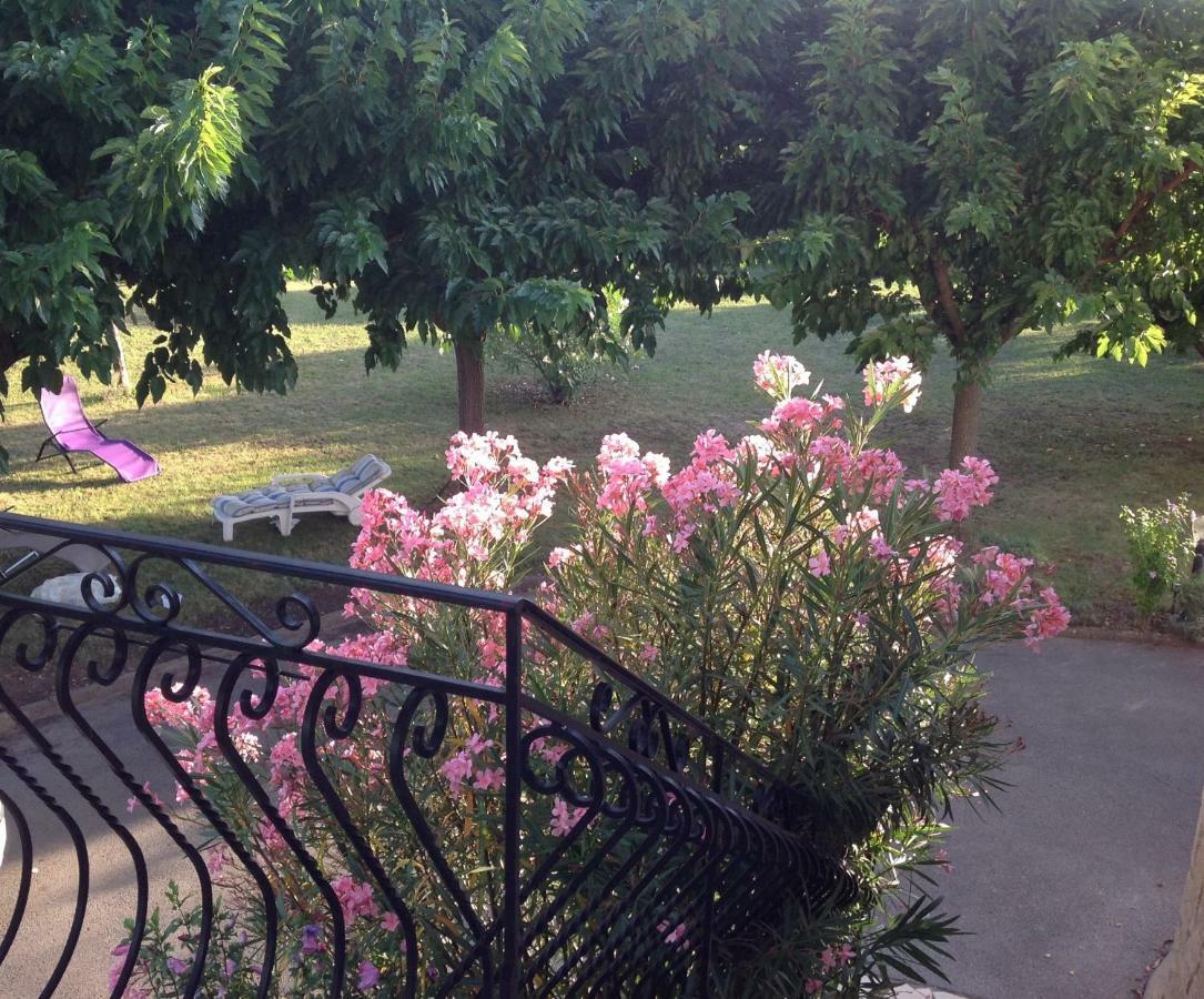 Au Mas Des Graviers Bed & Breakfast Salavas Bagian luar foto