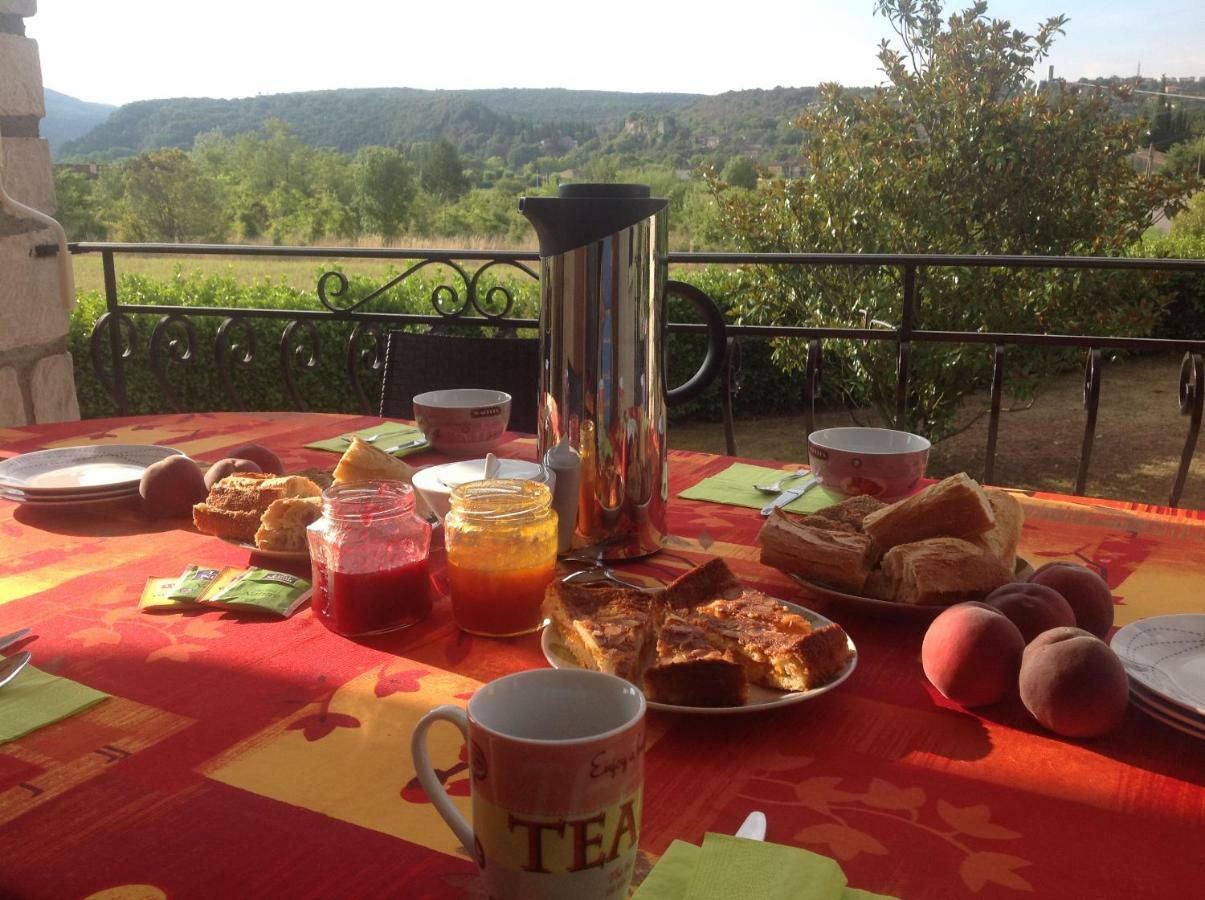 Au Mas Des Graviers Bed & Breakfast Salavas Bagian luar foto