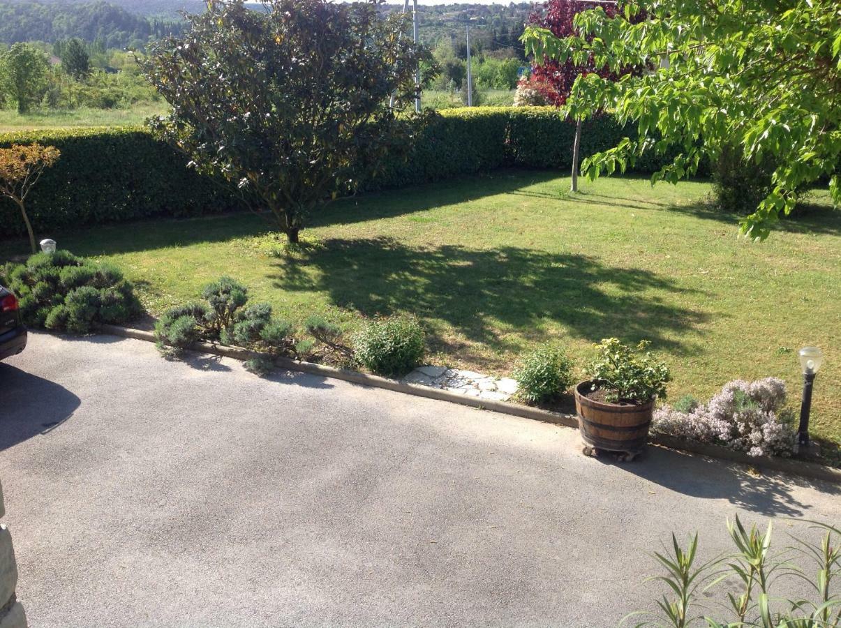 Au Mas Des Graviers Bed & Breakfast Salavas Bagian luar foto