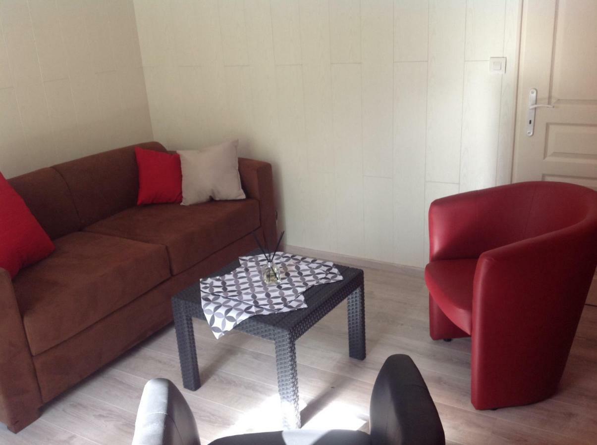 Au Mas Des Graviers Bed & Breakfast Salavas Bagian luar foto