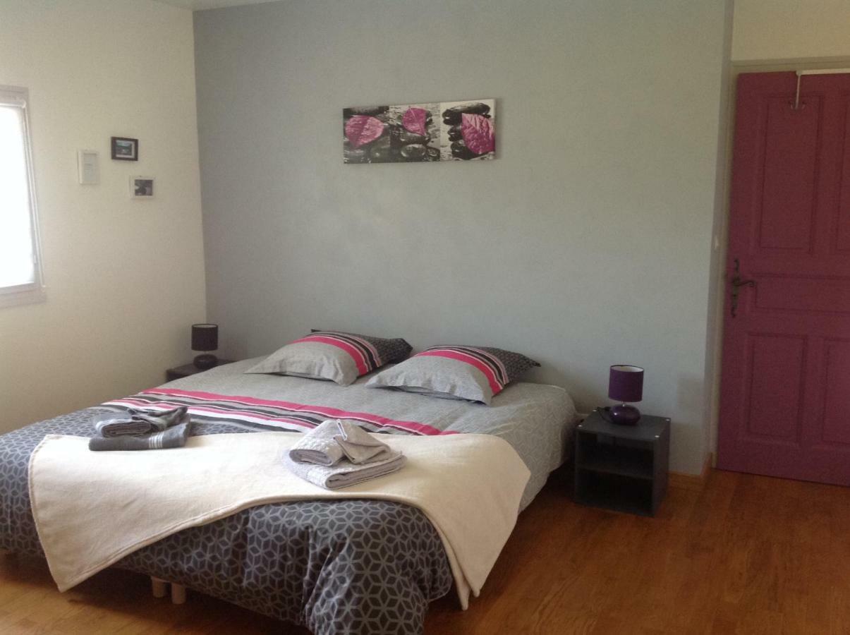 Au Mas Des Graviers Bed & Breakfast Salavas Bagian luar foto