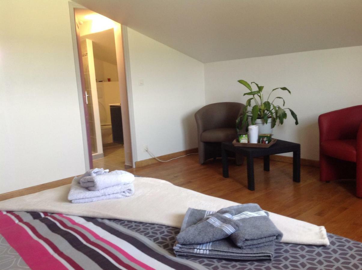 Au Mas Des Graviers Bed & Breakfast Salavas Bagian luar foto