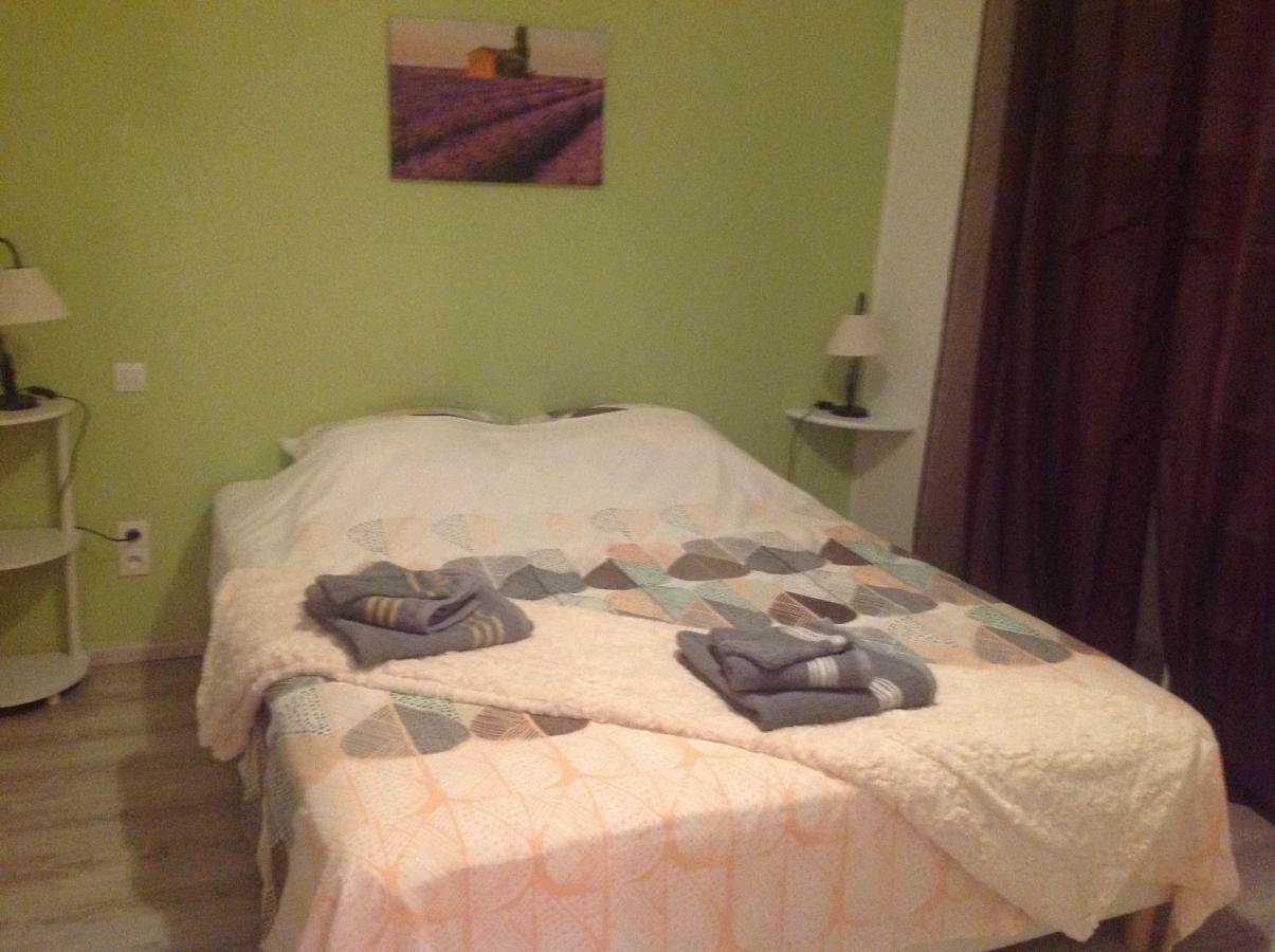 Au Mas Des Graviers Bed & Breakfast Salavas Bagian luar foto
